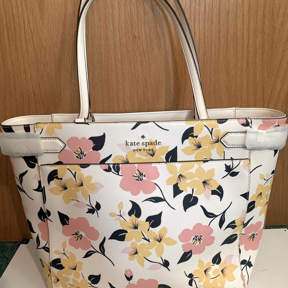 Brand new Kate spade purse. Tags still on.